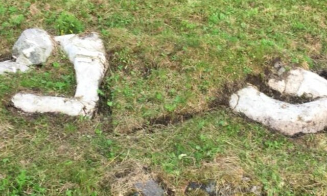 Mystisk skulptur avdekket ved kirkegård i Narvik: - Makabert og respektløst